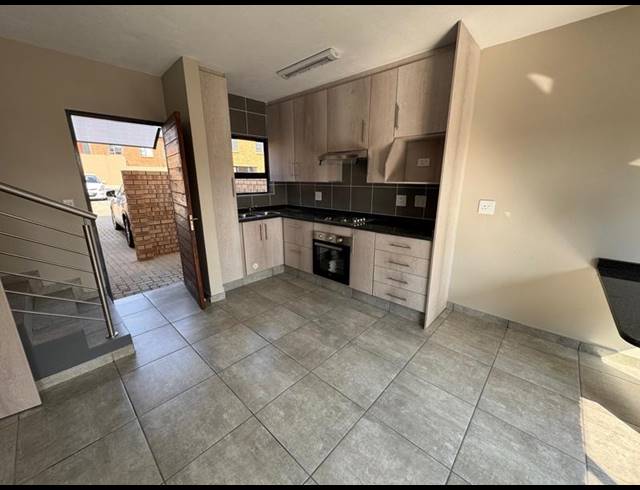 2 BEDROOM TOWNHOUSE FOR SALE IN GLEN MARAIS